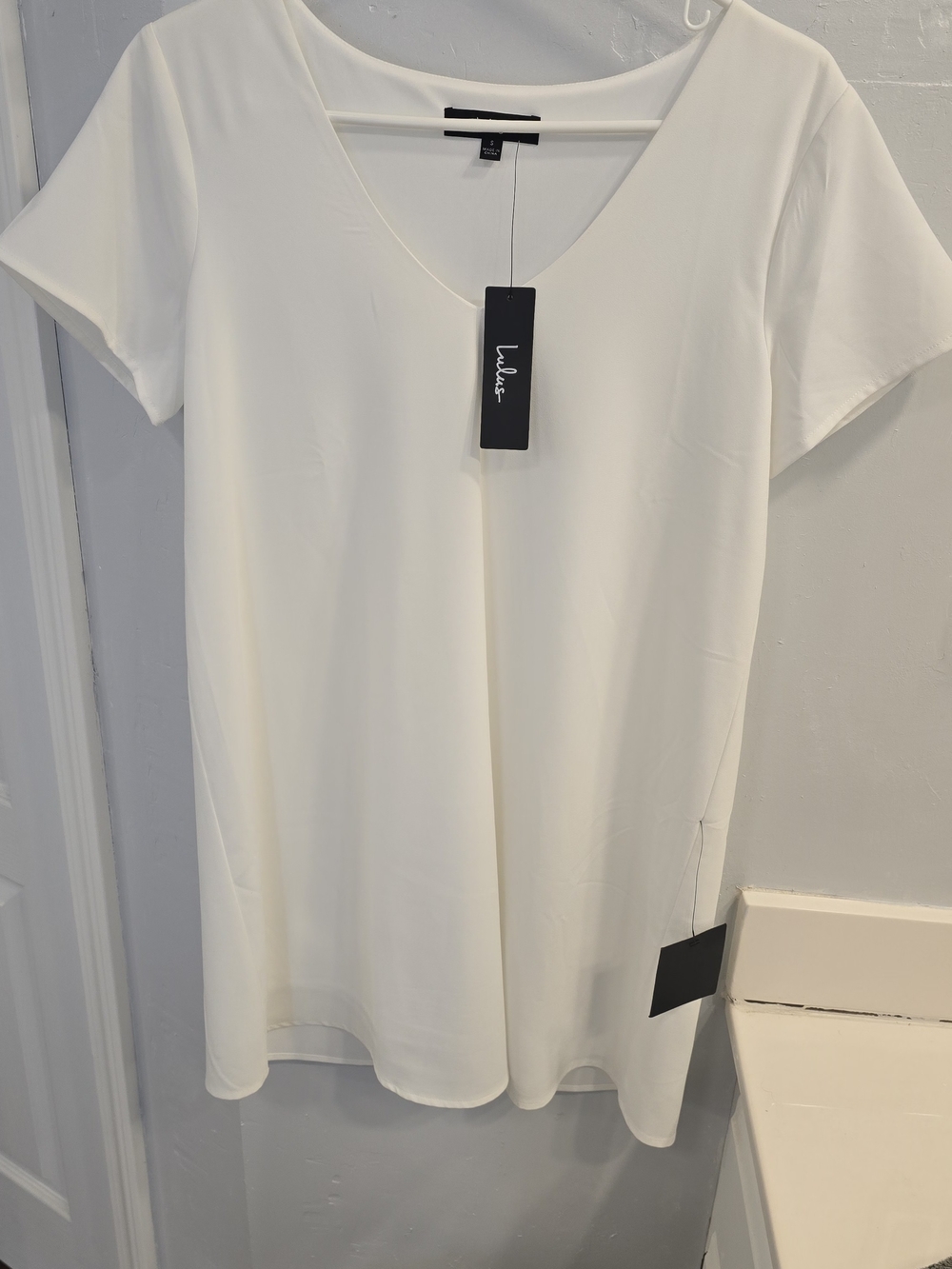 Lulu's White V-Neck Short Sleeve Shift Dress